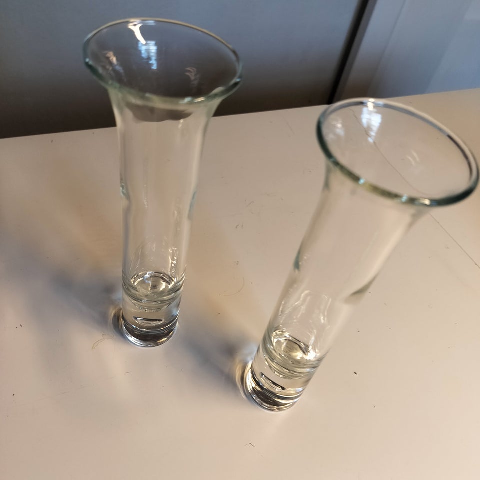 Glas, vaser med dråbe i bunden