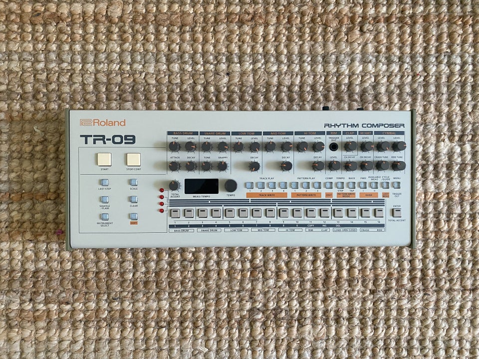 Synthesizer, Roland TR-09