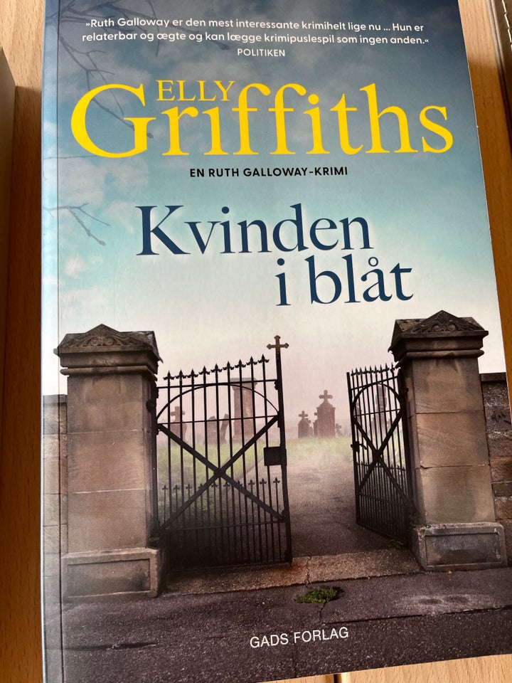 Kvinden i blåt, Elly Griffiths,