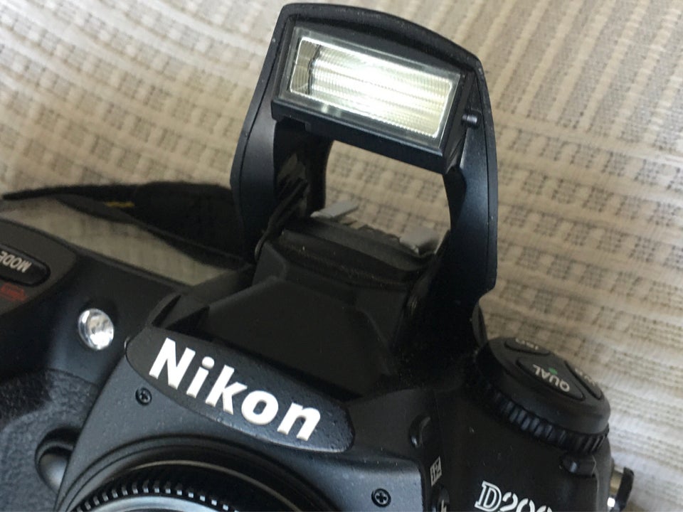 Nikon Nikon D 200  102 dx sensor