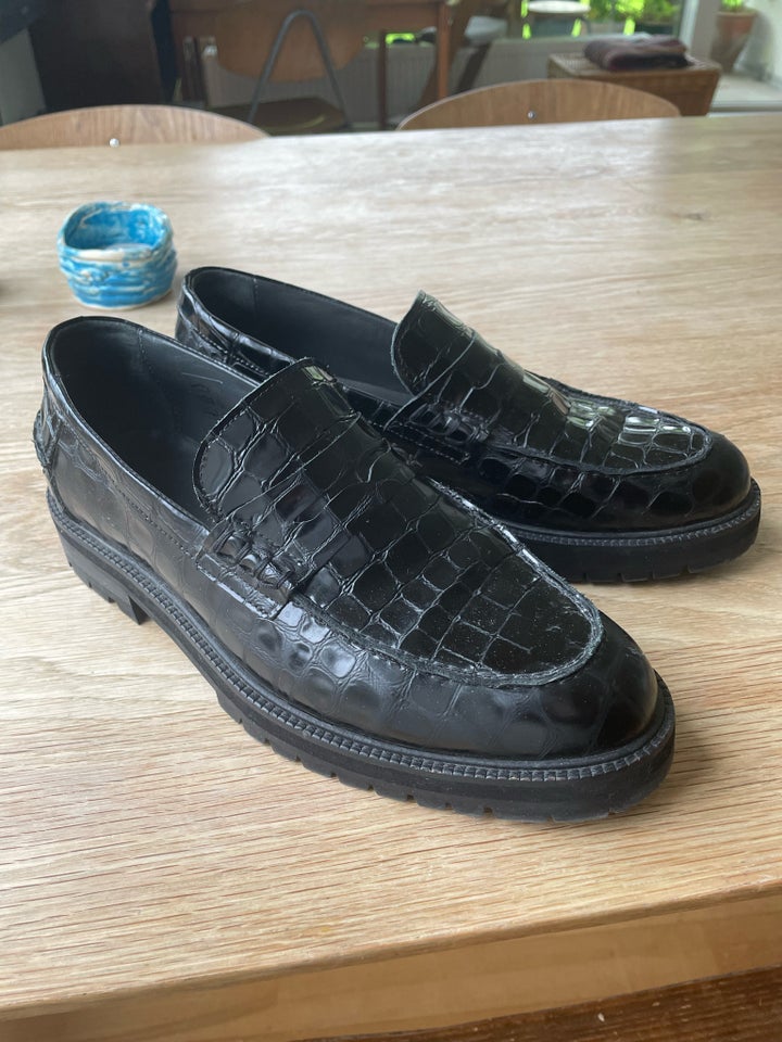 Loafers, str. 40, Angulus