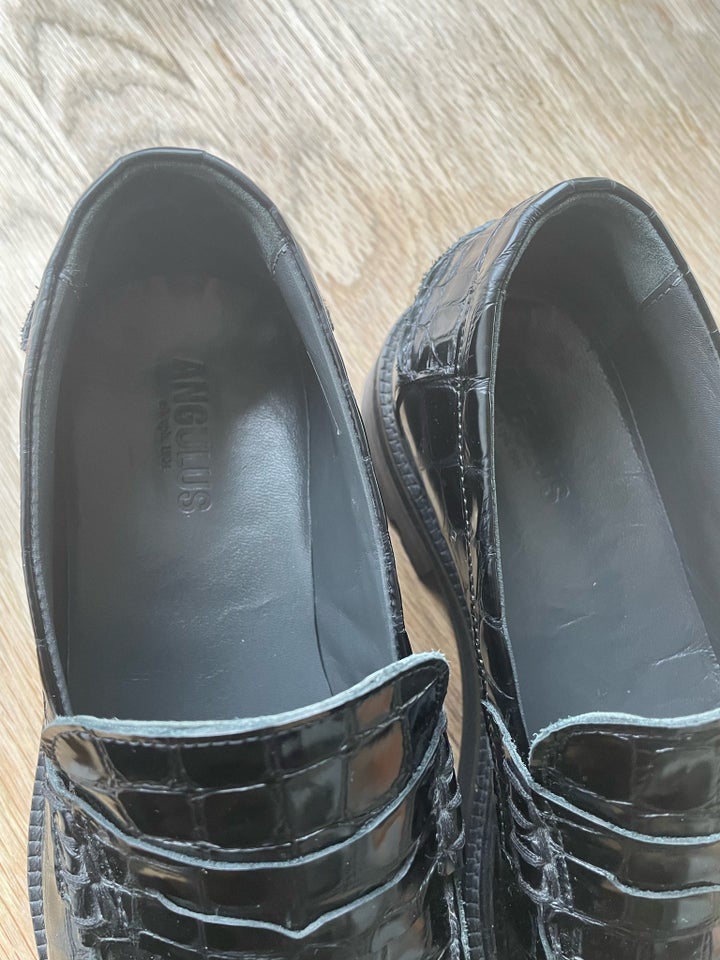 Loafers, str. 40, Angulus