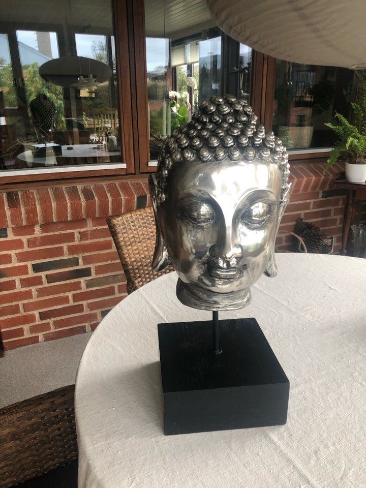 Buddha på sokkel