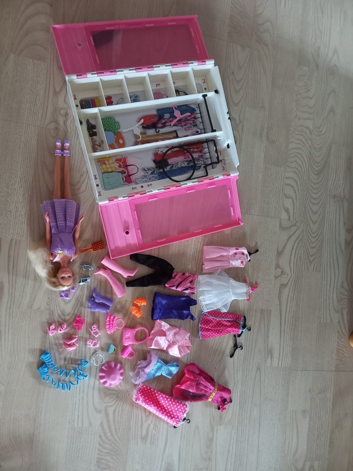 Barbie, Barbie klædeskab