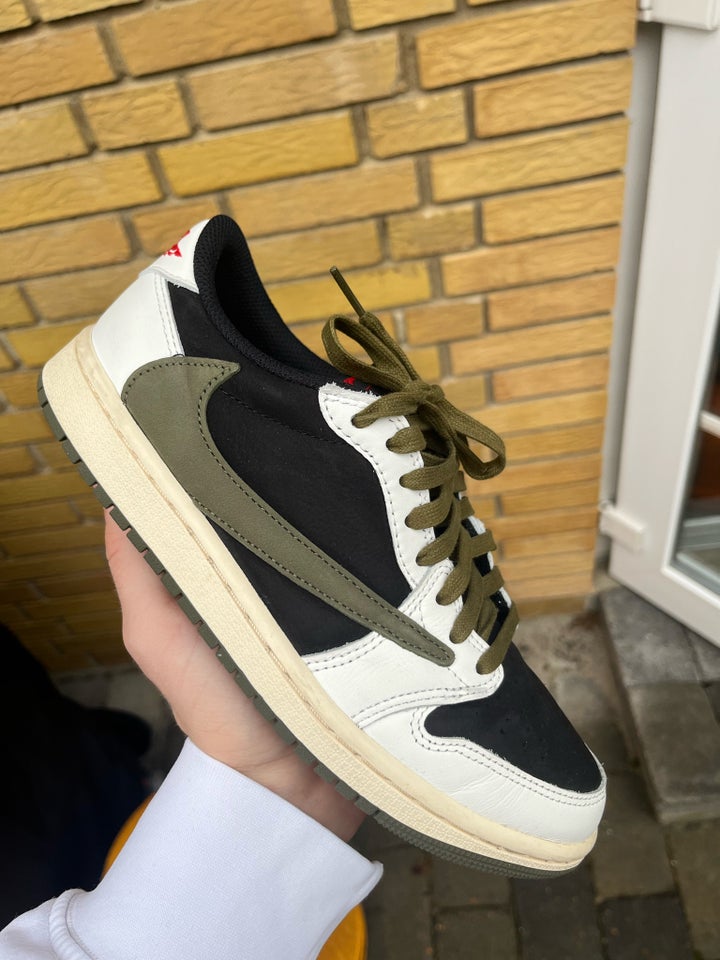 Sneakers, str. 38, Travis Scott