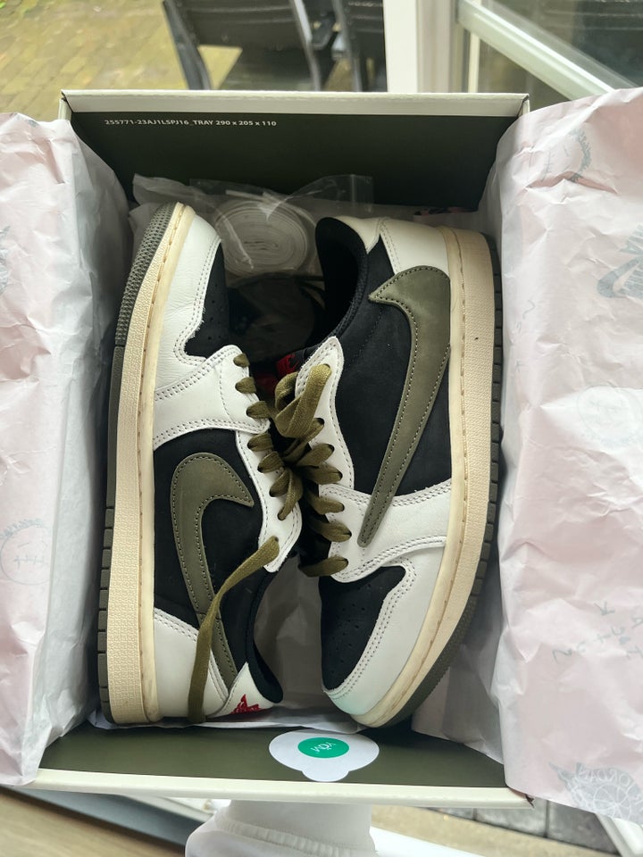 Sneakers, str. 38, Travis Scott