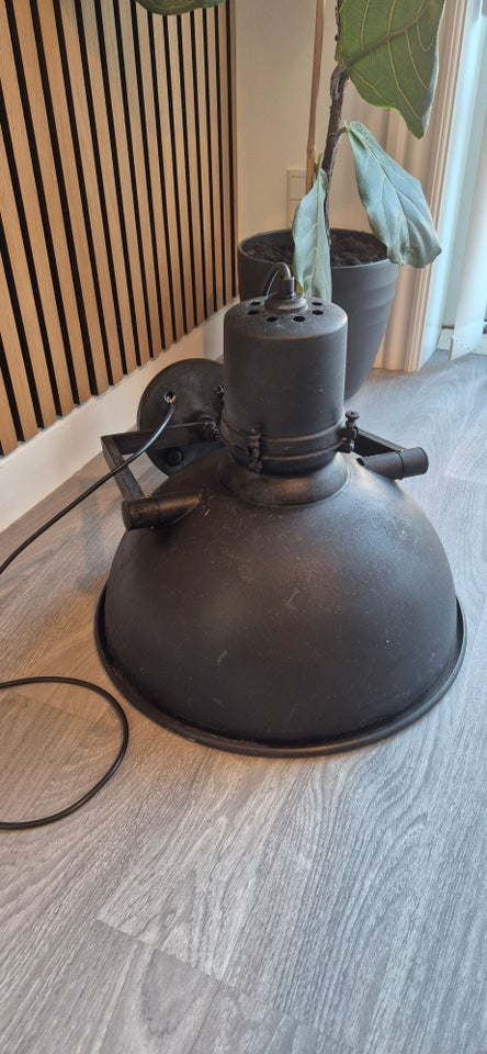 Anden loftslampe, Industrilampe