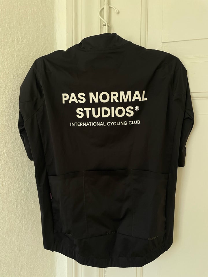 Cykeltøj, Pas normal Studios, str.