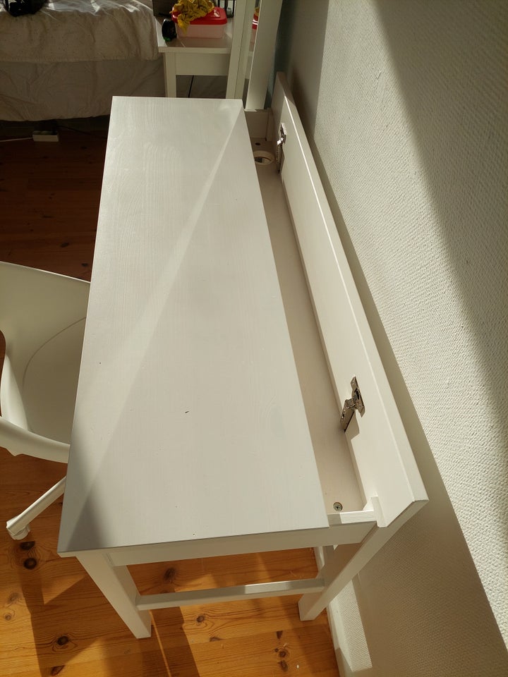 Skrivebord, IKEA, b: 120 d: 46 h: 76