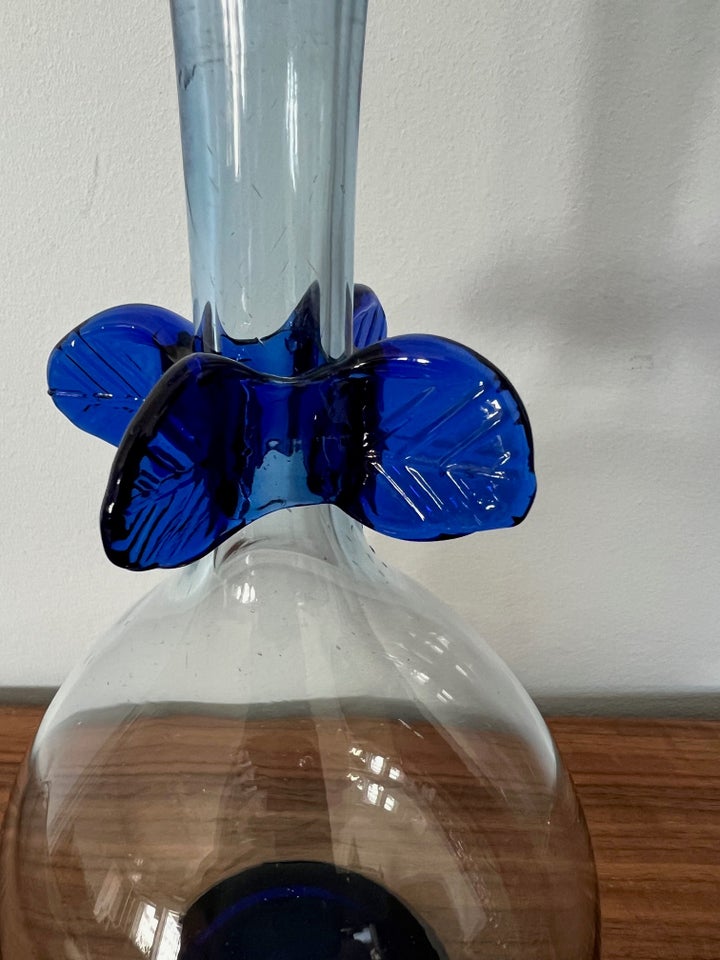 Gammel håndlavet glas vase.