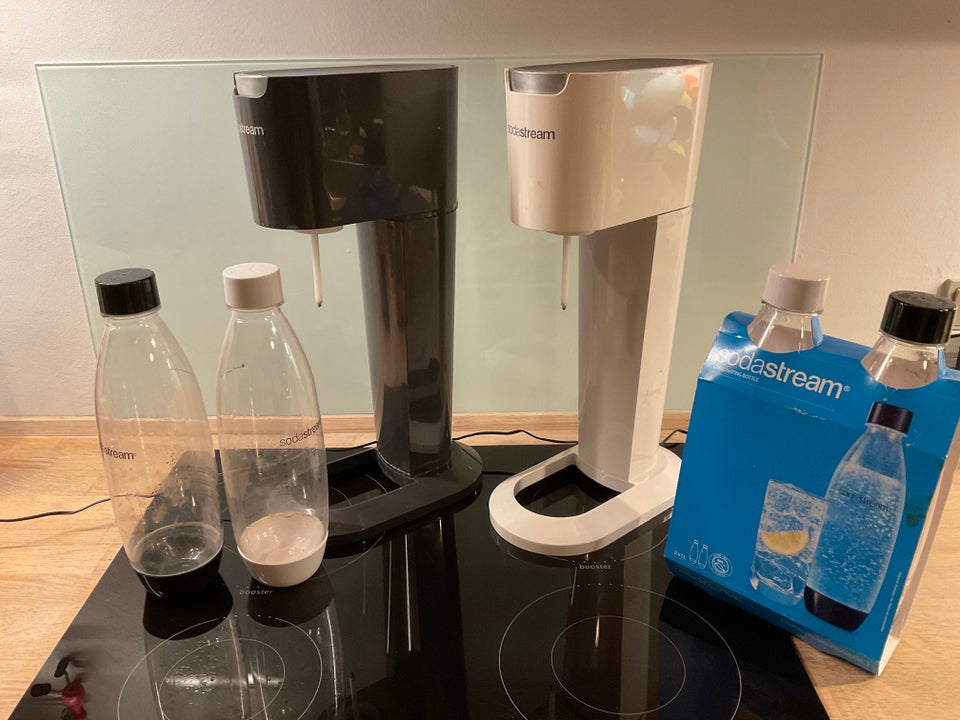 2 sodastream maskiner og 4 flasker