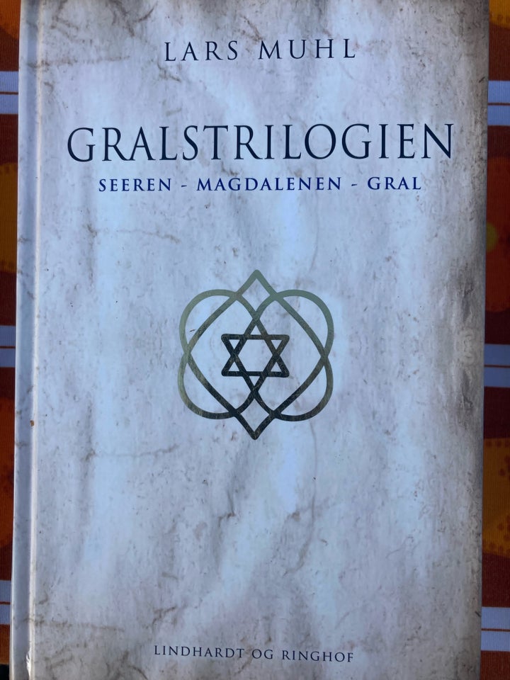 Gralstrilogien, Lars Muhl, emne: