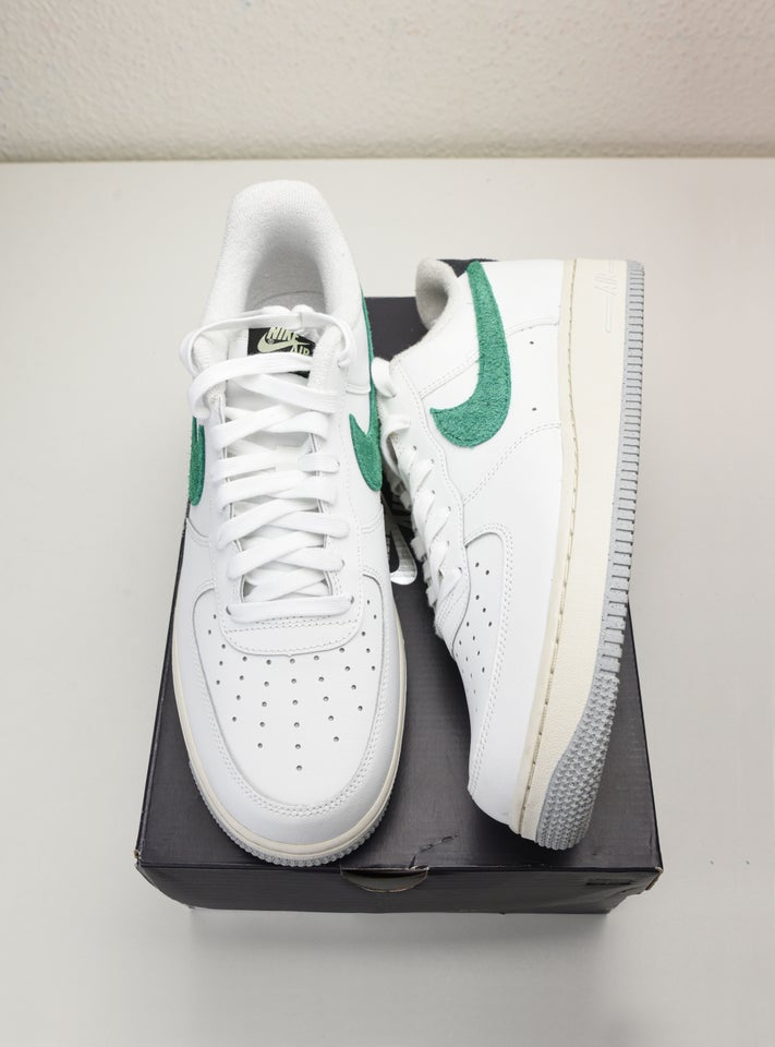 Sneakers, Nike Air Force 1 '07, str.