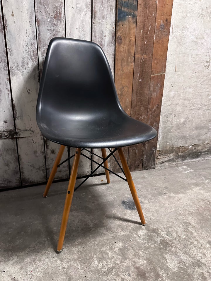 Eames DSW Spisebordsstol