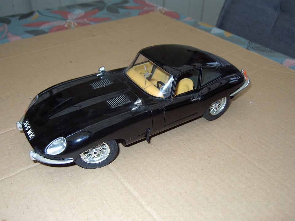 Modelbil, Burago jaguar E, skala