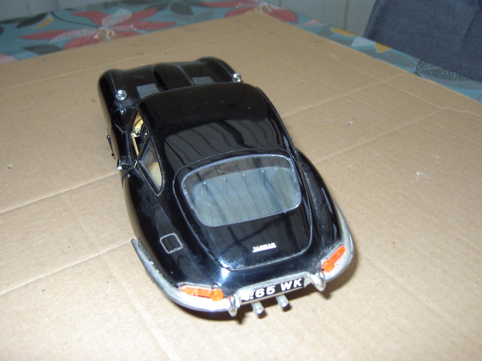 Modelbil, Burago jaguar E, skala