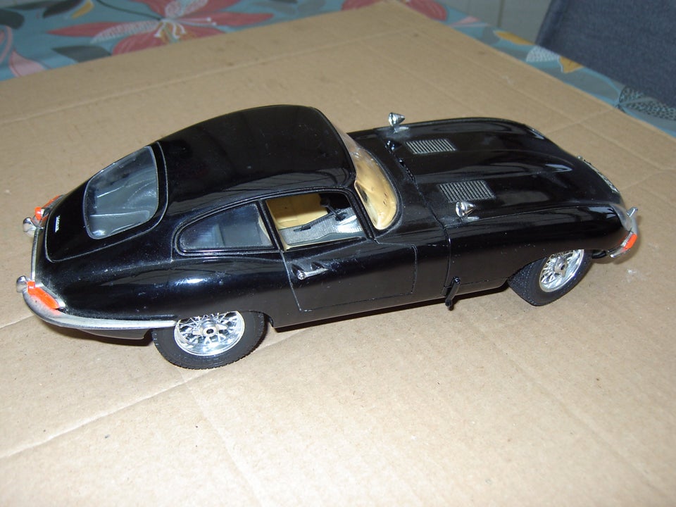 Modelbil, Burago jaguar E, skala