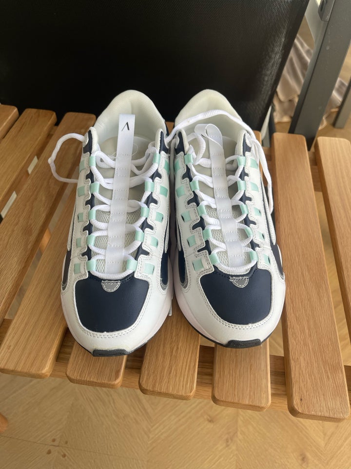 Sneakers, ARKK, str. 43