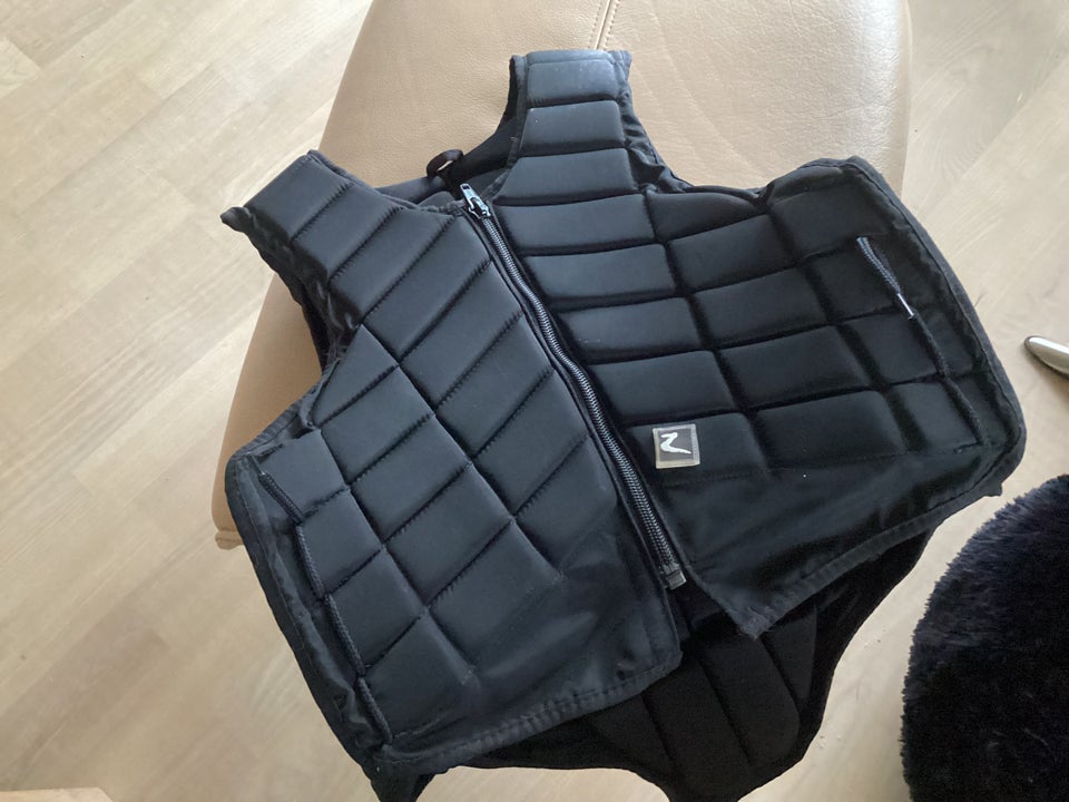 Ridevest, Ridevest, str. 10 år