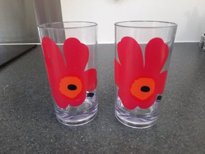 Glas glas med røde valmuer