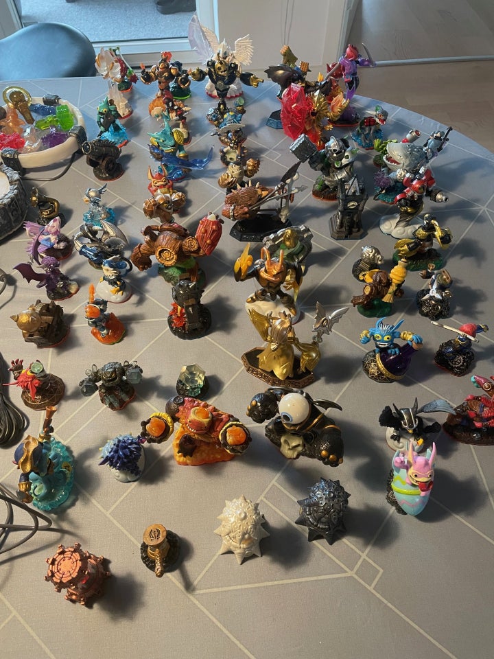 ca 60 Wii Skylanders figures