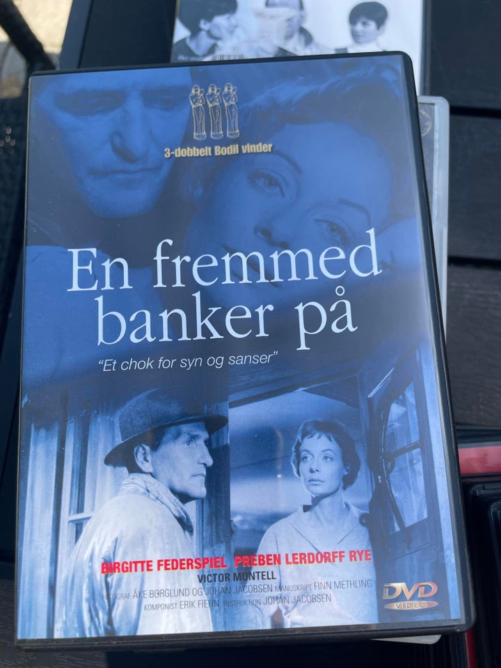 En fremmed banker på DVD drama