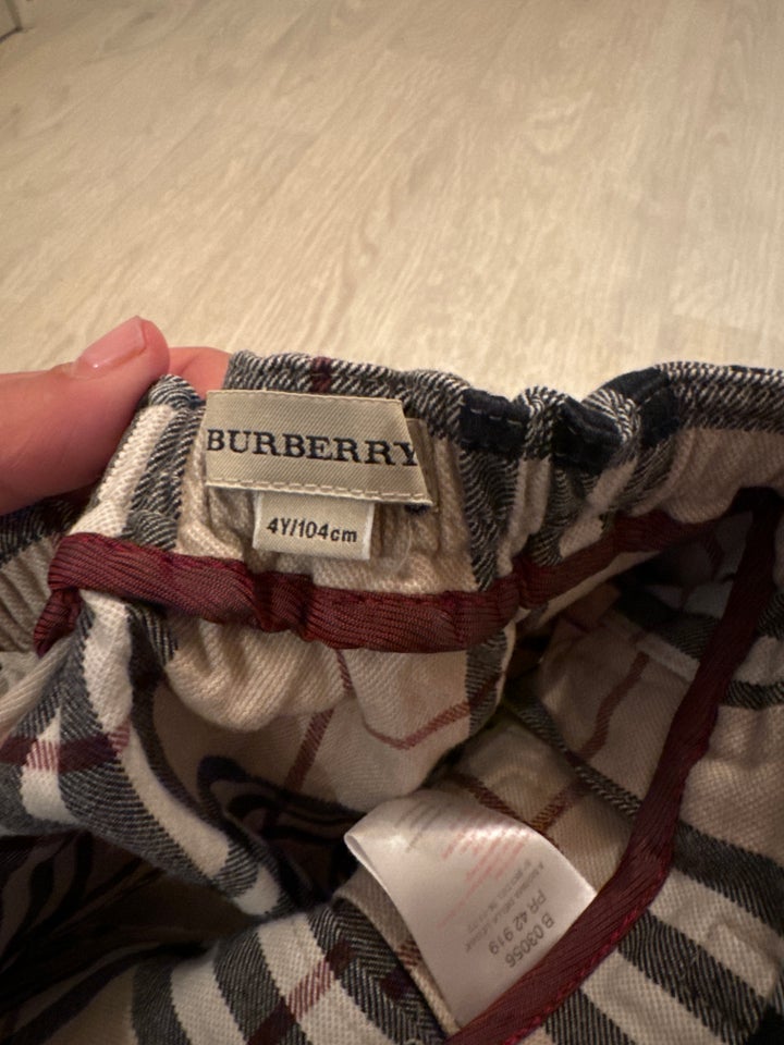 Nederdel, Nederdel, Burberry