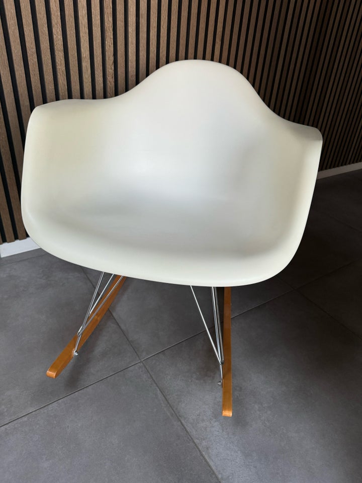 Eames Armchair rocking 