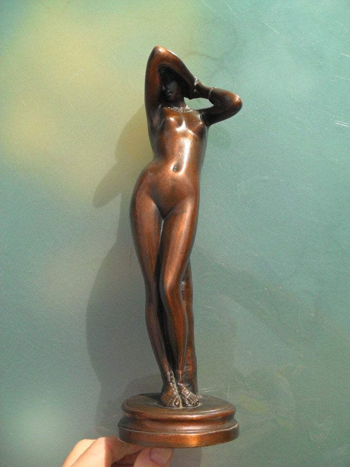 BRONZE FIGUR AF NØGEN KVINDE