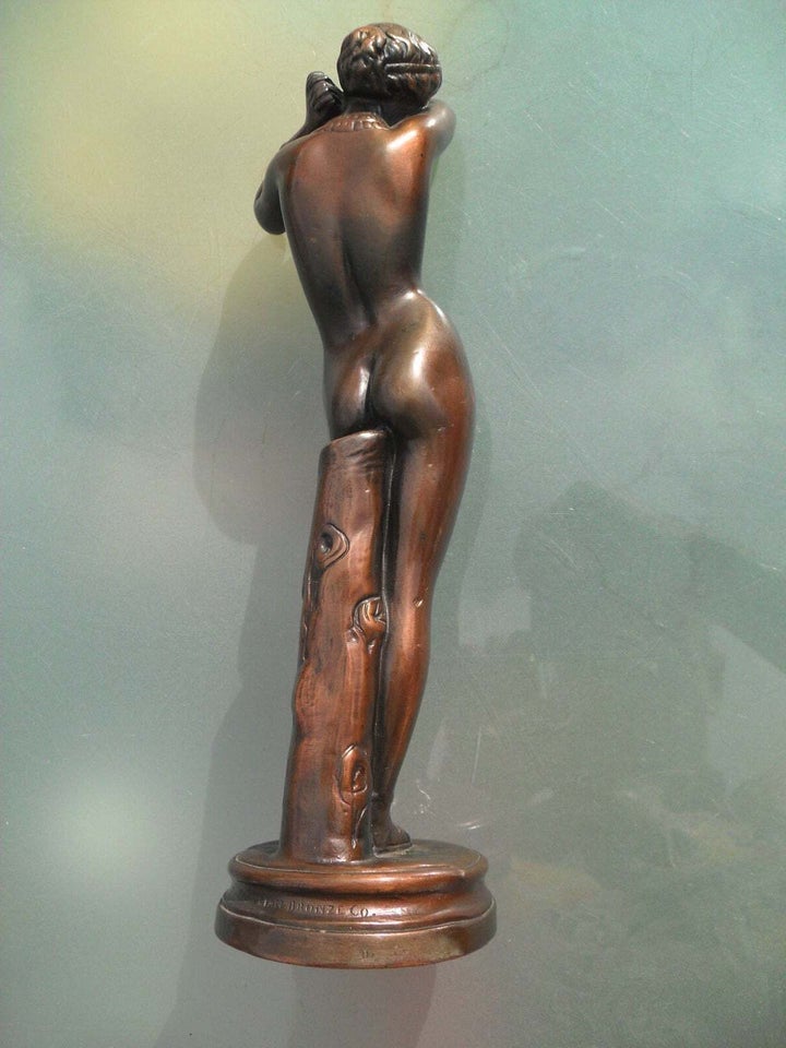 BRONZE FIGUR AF NØGEN KVINDE