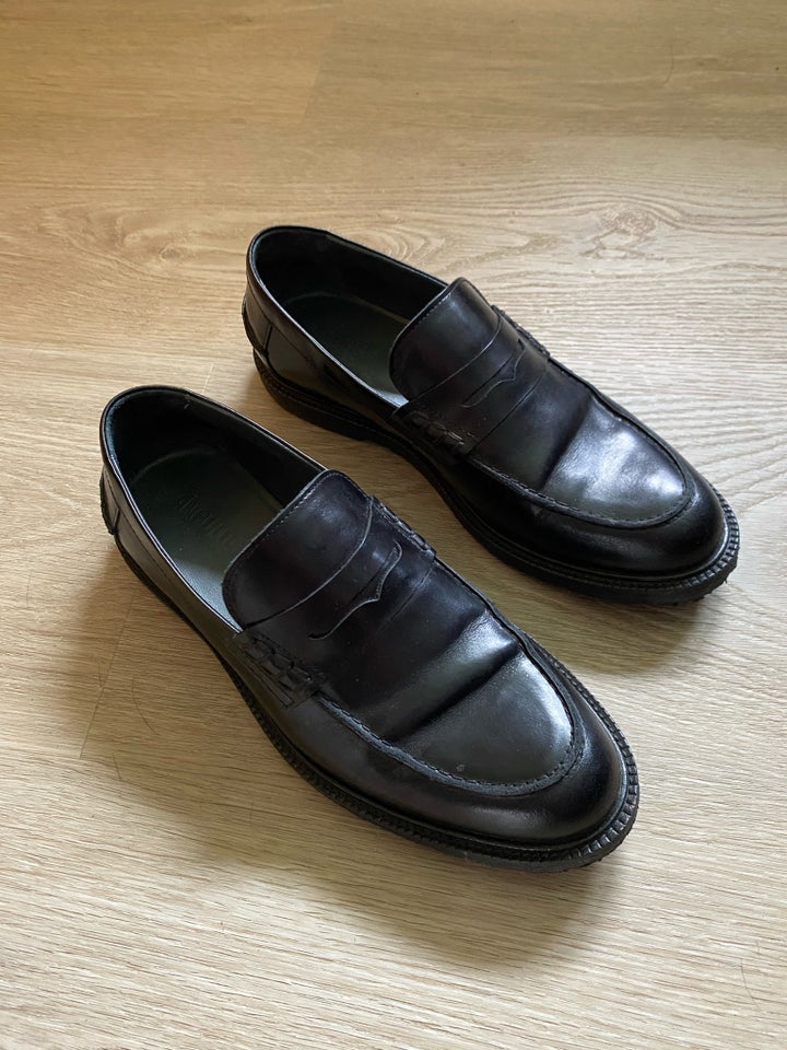 Loafers, str. 39, Angulus