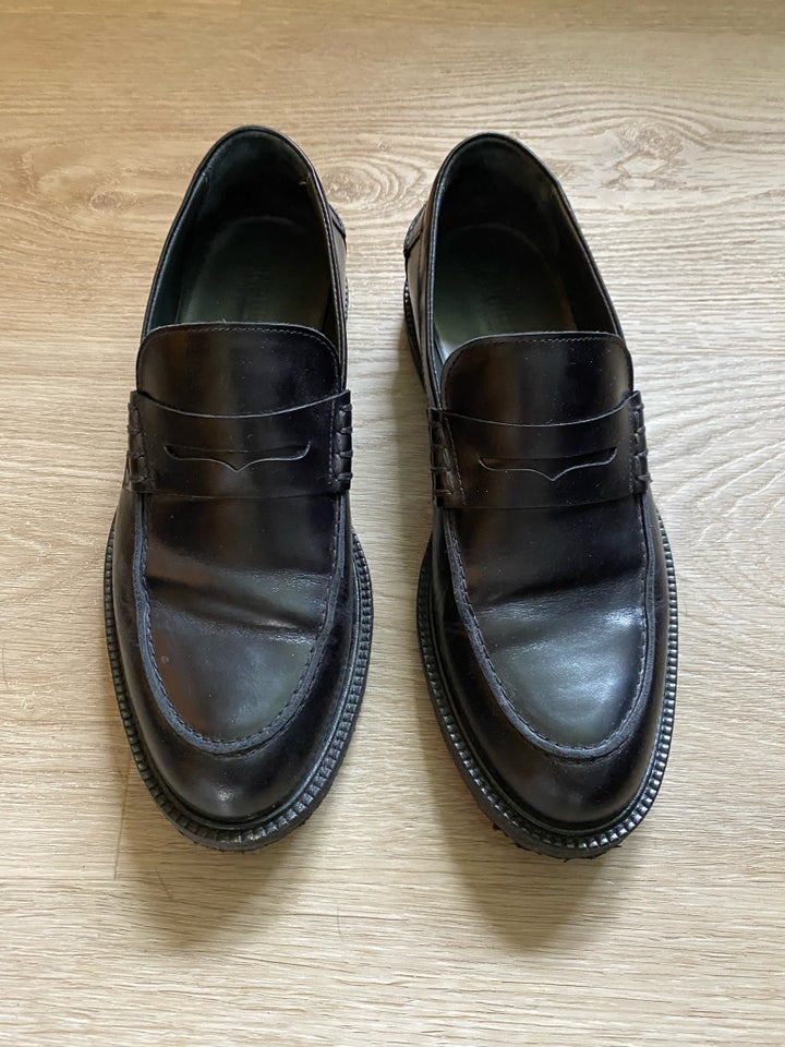 Loafers, str. 39, Angulus