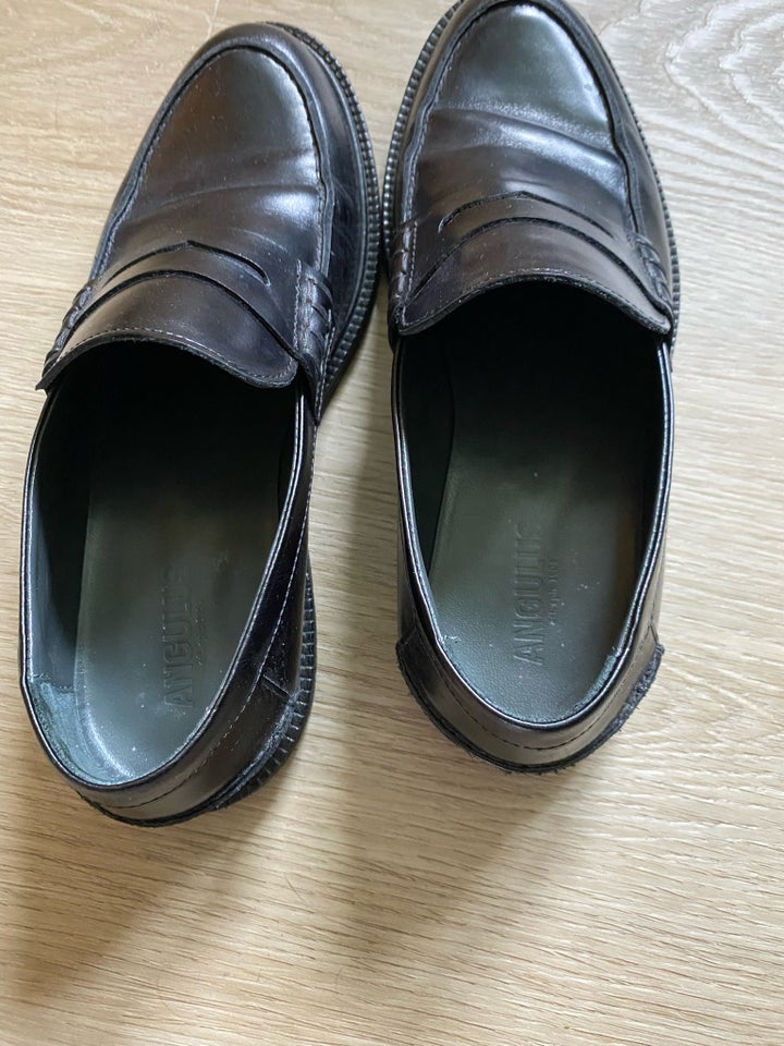 Loafers, str. 39, Angulus