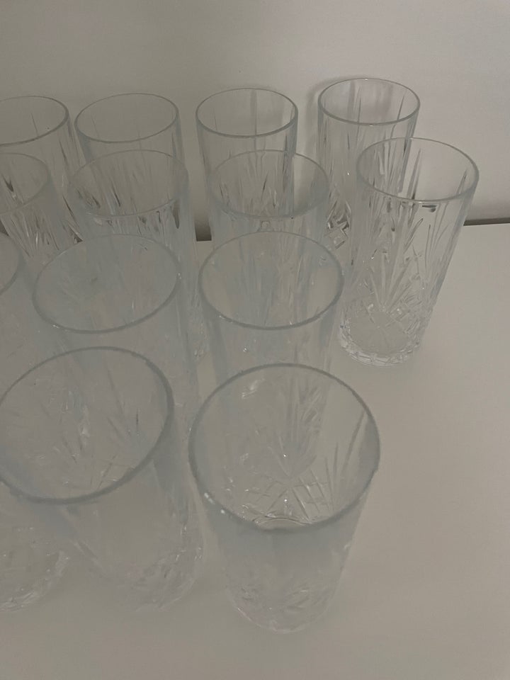 Glas, Drikkeglas og karafler , Aida