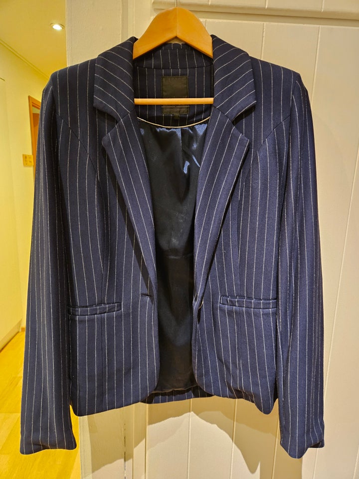 Blazer, str. 38, Minus