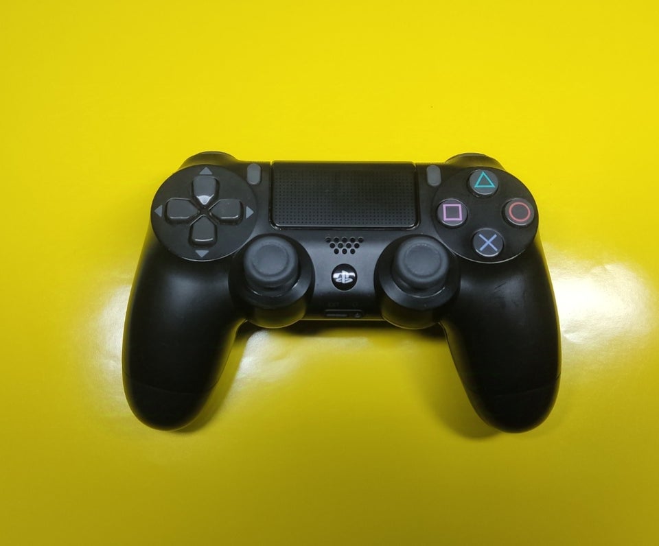 PLAYSTATION4 Controlleren er i