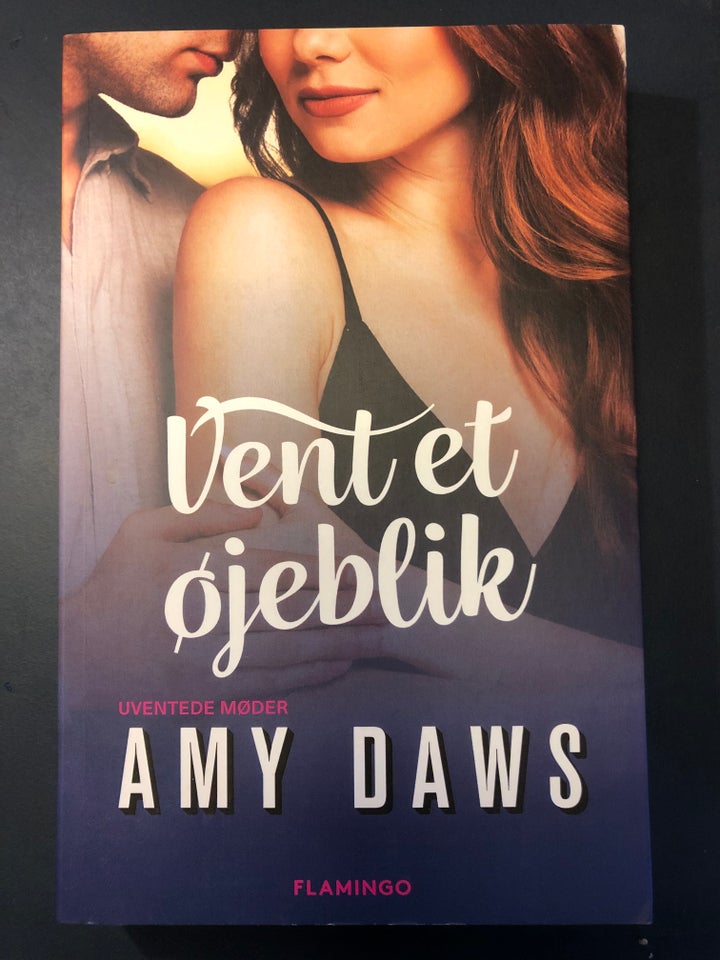 VENT ET ØJEBLIK, Amy Daws, genre: