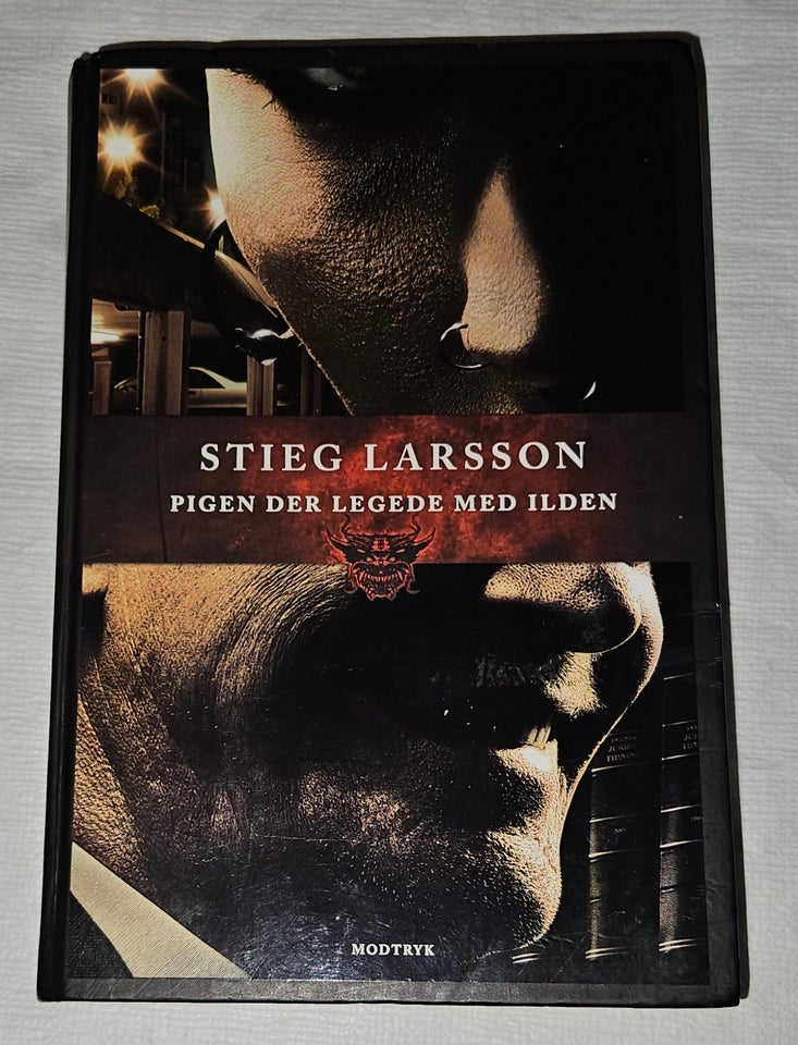 Pigen der legede med ilden, Stieg