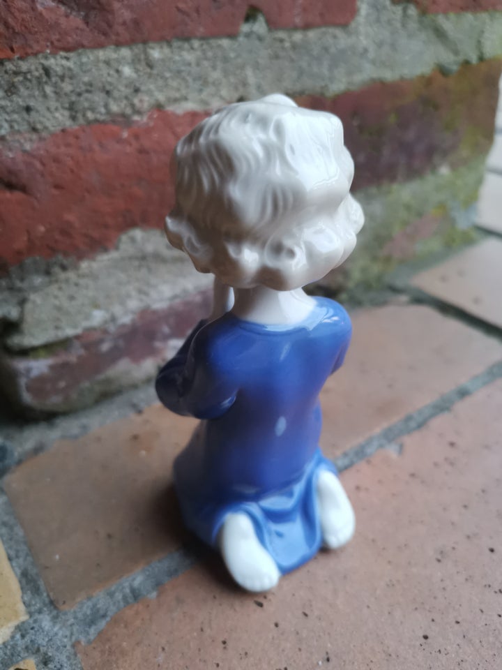 Barn der sigger og Beder Figur 12cm