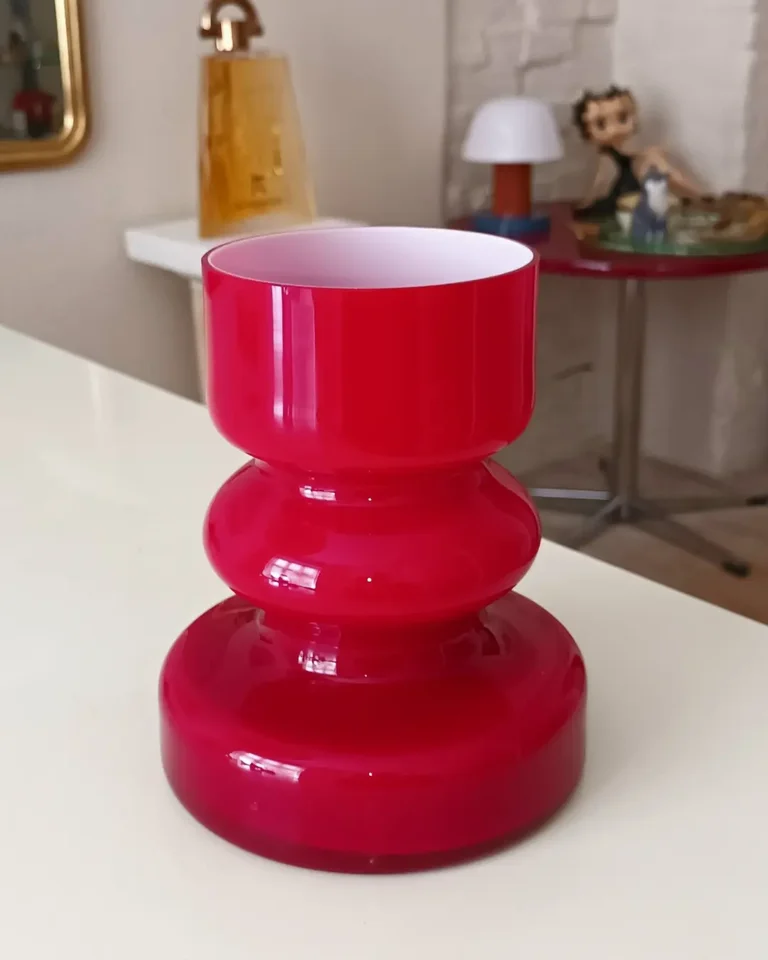 Rød glas vase ! Holmegaarf