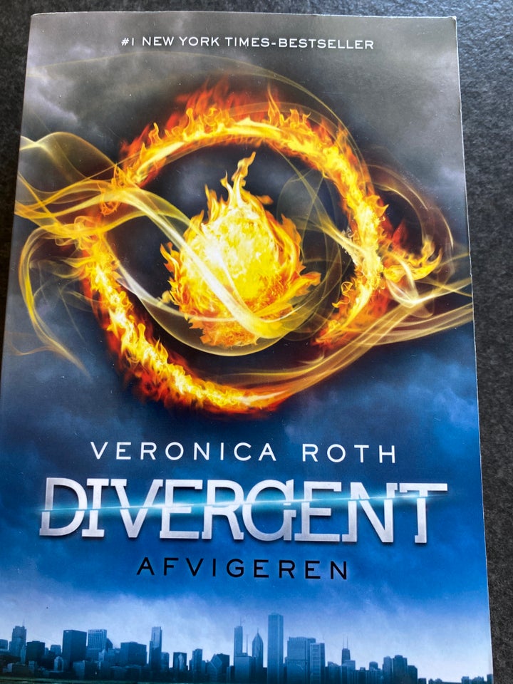 Divergent, Veronica Roth, genre: