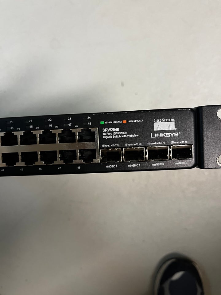 Switch, SRW2048 48 port + 4 SFP , God