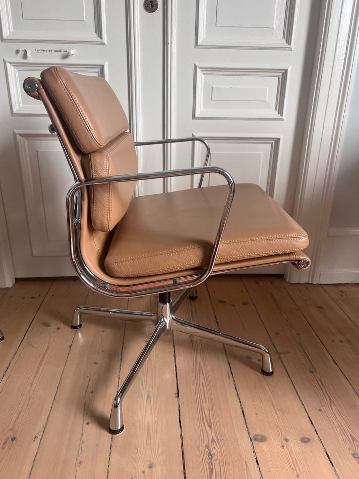 Eames Soft pad chair EA 208 