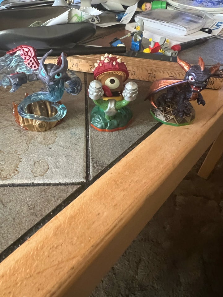 3 skylanders figurer,