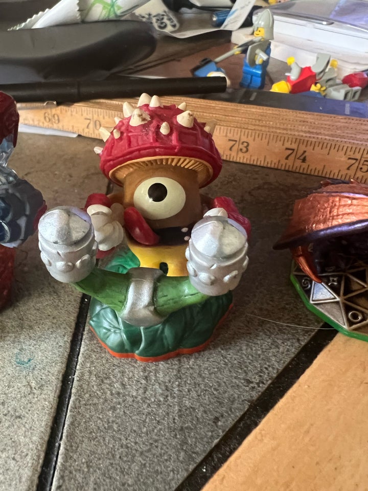 3 skylanders figurer,