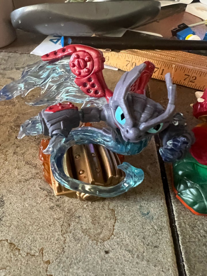 3 skylanders figurer,