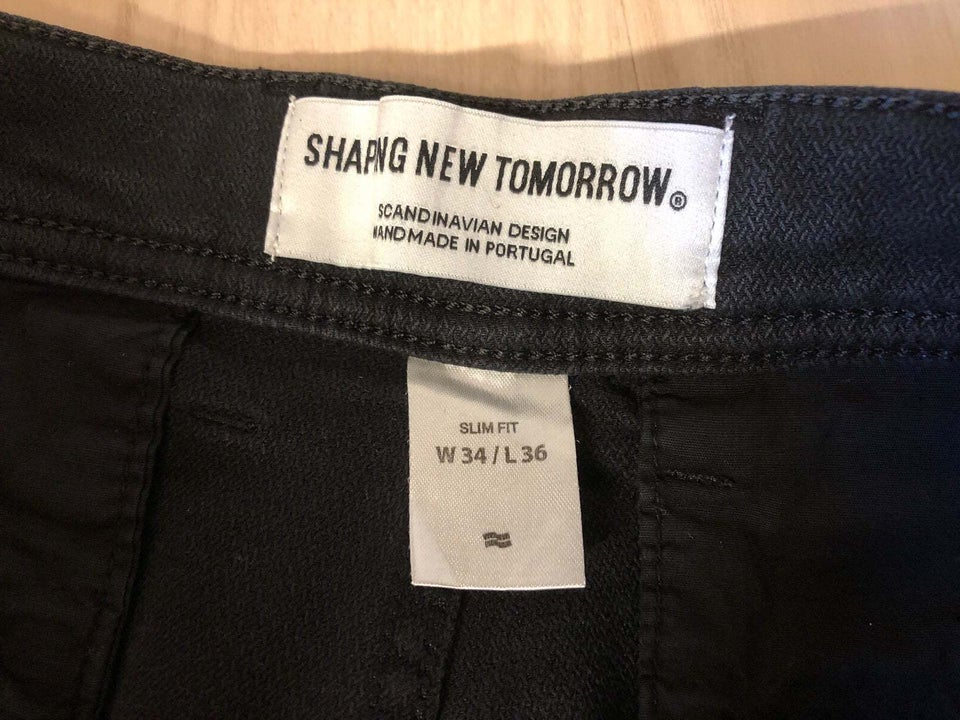 Chinos, Shaping New Tomorrow, str.