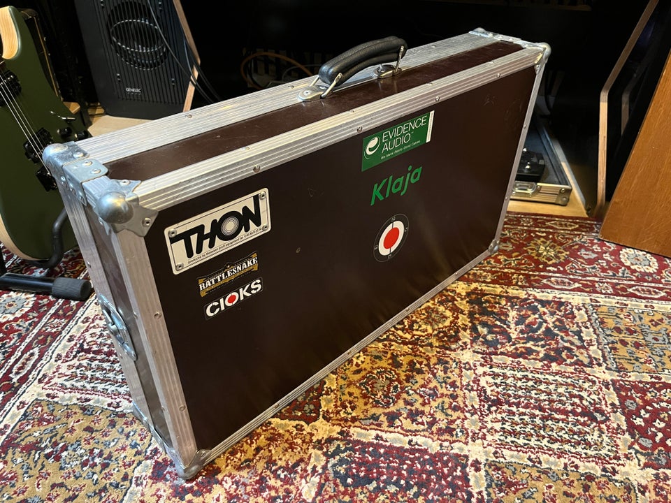 Flightcase til Helix, Thon