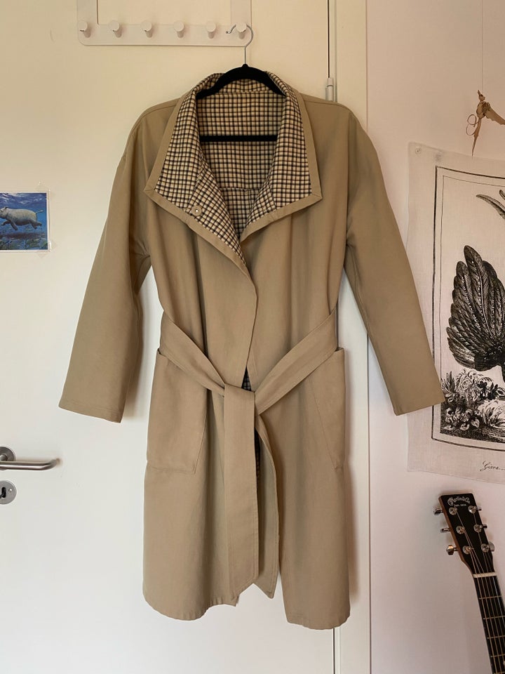 Trenchcoat, str. 38, Blanche