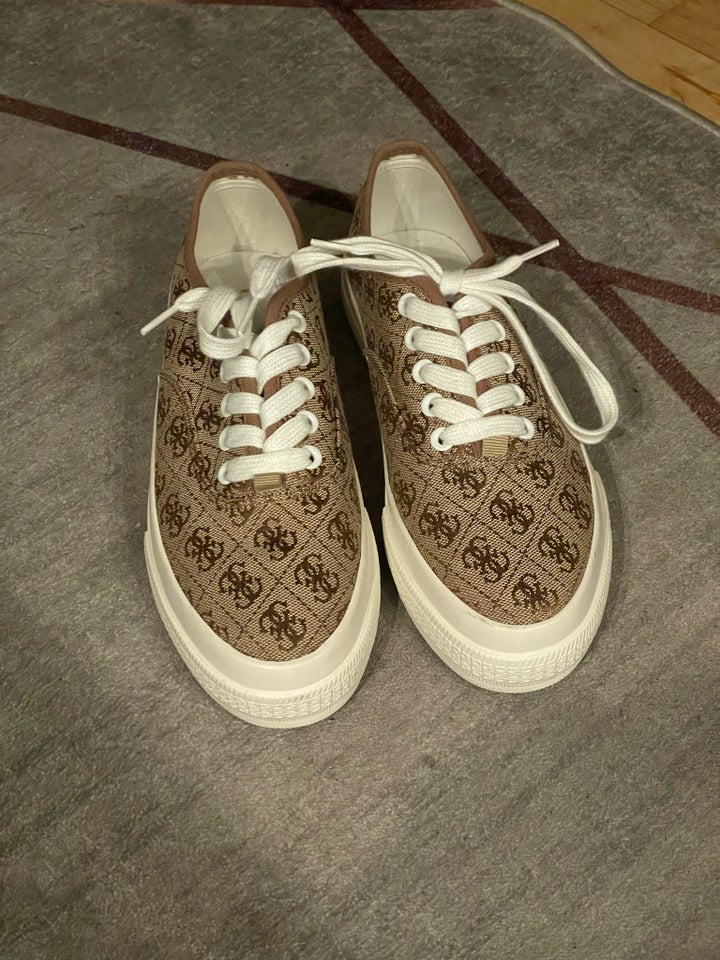 Sneakers, str. 37, Guess